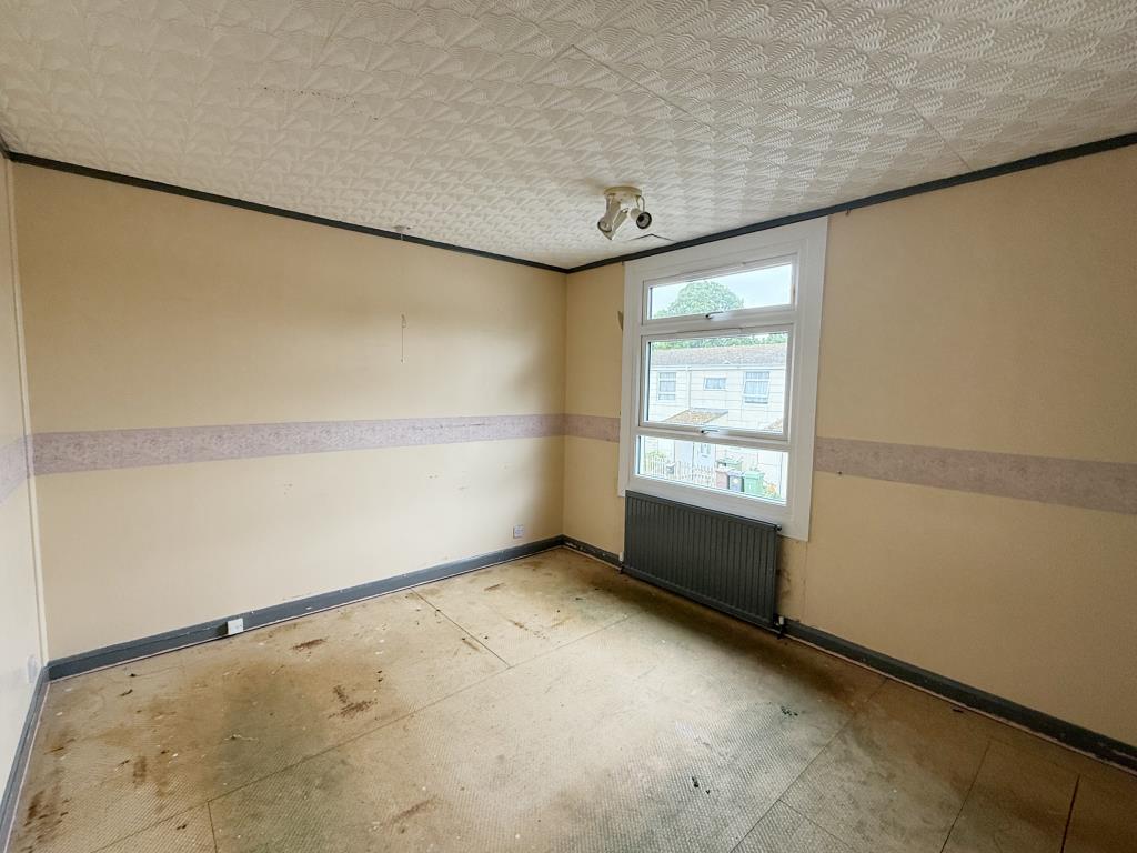 Lot: 163 - HOUSE IN NEED OF IMPROVEMENT - Bedroom 1 of house in need of improvement